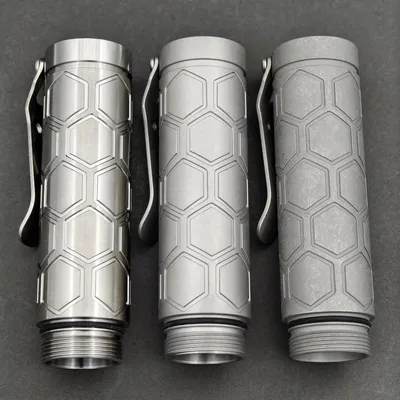 Produktbild von selected-lights Akkurohr 18650 für Dawn TI HEX mit Schalter - Made by Reylight Oberfläche