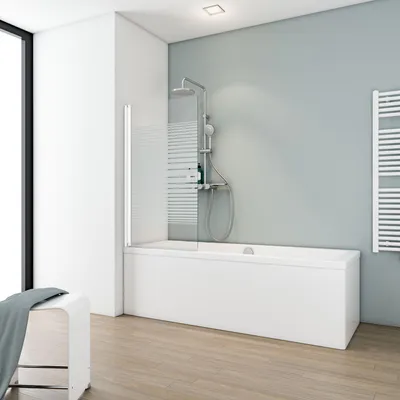 Ambiente Bild mit einer Badewanne und einer Badewannenfaltwand mit einem elegantem Design