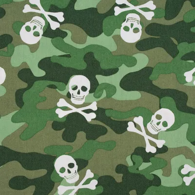 Produktbild von Baumwollstoff Meterware Popeline Camouflage Totenköpfe grün 1,44m