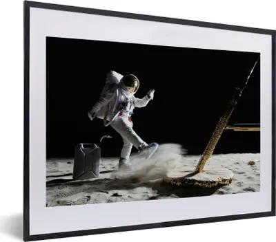Produktbild von MuchoWow® MuchoWow® Gerahmtes Poster Astronaut - Weltraum - Mond 40x30 cm - Poster mit zchwarzem Bilderrahmen - Bilderrahmen - Poster im Rahmen