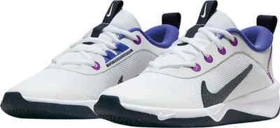 Produktbild von Nike Omni Multi-Court Indoorschuhe Kinder