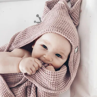 Produktbild von Muminky | Babyhandtuch mit Kapuze - 75x75 cm - Rosa - Ultra saugfähig - Weich und sicher