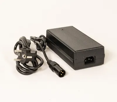 Immagine prodotto di Caricabatterie 42V 3A XLR 3Pin per batterie 36V Li-ion e-bike pedelec ebike