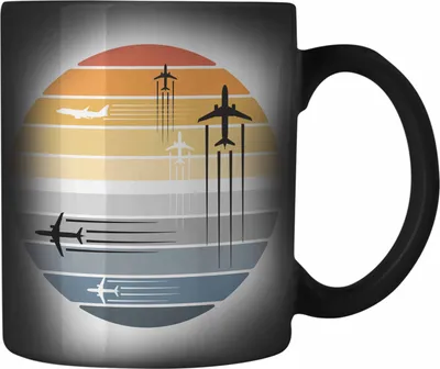 Produktbild von Trendation - Pilot Geschenk Farbwechsel Zauber-Tasse Flugzeug Fliegen Geschenkidee Piloten Karabiner Farbwechsel Zauber-Tasse Edelstahl Grafik (Schwarz)