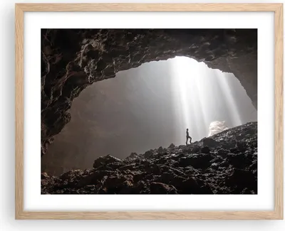 Produktbild von Gerahmtes Poster - Rahmen in heller Eiche - Höhle Morgendämmerung Frau - 50x40 cm - Wand Bild - Wanddeko - Wandbilder - Kunstposter - Wandposter - Bilderrahmen - Bilder - Kunstdruck - P2NAA50x40-4468