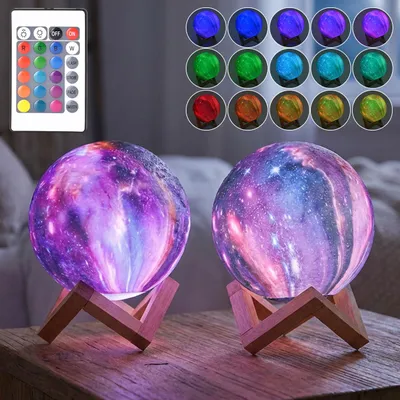 Produktbild von 2er-Set 3D Galaxy Mond Lampe 15cm mit 16 Farben – Dimmbare LED Mondlampe inklusive Fernbedienung und Holzständer - Akku Nachtlicht & Deko