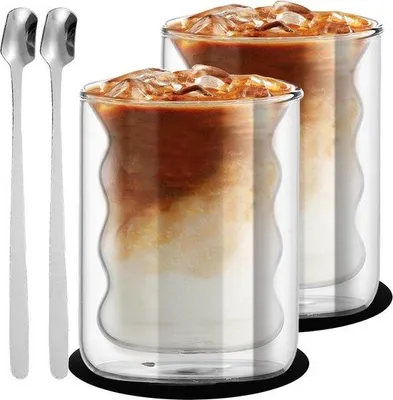 Produktbild von Famanu Latte Macchiato Gläser Set - 200 ml, doppeltwandig, mit 2 Löffeln und 2 Untersetzern
