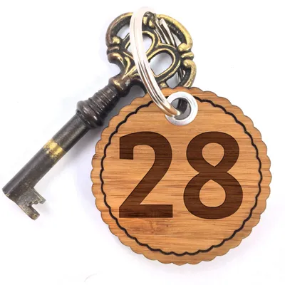 Produktbild von Mr. & Mrs. Panda Schlüsselanhänger 28 - Geschenk, Zeichen, anhänger schlüssel, Holz, Zimmer, Hotel, Zahlen, Buchstaben, Alphabet, Taschenanhänger
