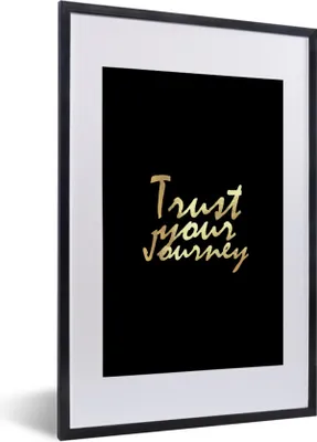 Produktbild von MuchoWow® Gerahmtes Poster Zitate - Reisen - Schwarz - Gold 40x60 cm - Poster mit Schwarzem Bilderrahmen Wandposter Rahmen Foto Bilder - Poster in Rahmen