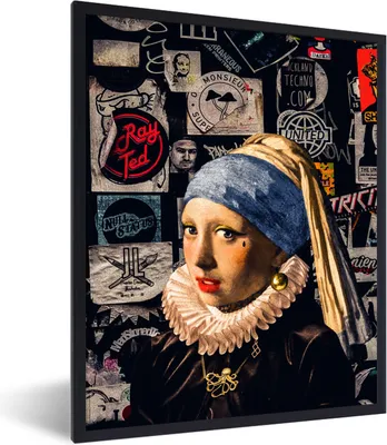 Produktbild von MuchoWow® Gerahmtes Poster Mädchen mit Perlenohrring - Gold - Tattoo 30x40 cm - Poster mit Schwarzem Bilderrahmen Wandposter Rahmen Foto Bilder - Wanddeko - Kunstdrucke