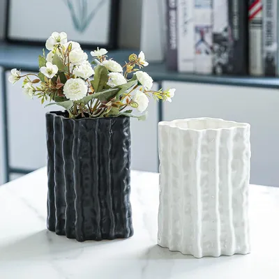 Productafbeelding van Keramische Vazen Set - Decoratieve Vazen - Woonkamer Decoratie - Geribbeld Ruitontwerp - 2 Delig - Wit en Zwart