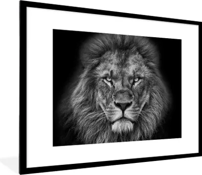 Produktbild von MuchoWow® Gerahmtes Poster Tiere - Löwe - Schwarz - Weiß - Porträt 80x60 cm - Poster mit Schwarzem Bilderrahmen Wandposter Rahmen Foto Bilder - Schlafzimmer-Dekorationen - Fotoposter