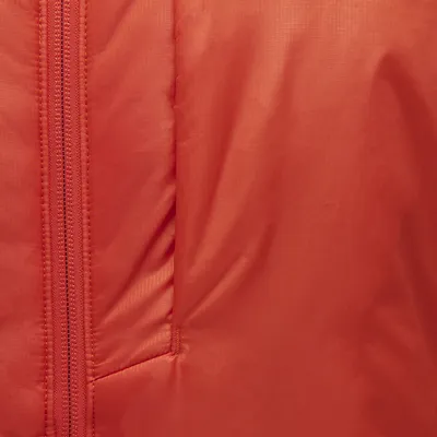 Detailansicht des M Belay Parka von Black Diamond in orange; zeigt die Textur des Materials und den Reißverschluss.