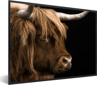 Produktbild von MuchoWow® Gerahmtes Poster Schottischer Highlander - Tiere - Schwarz 80x60 cm - Poster mit Schwarzem Bilderrahmen Wandposter Rahmen Foto Bilder - Schwarzem - Mit Gestell
