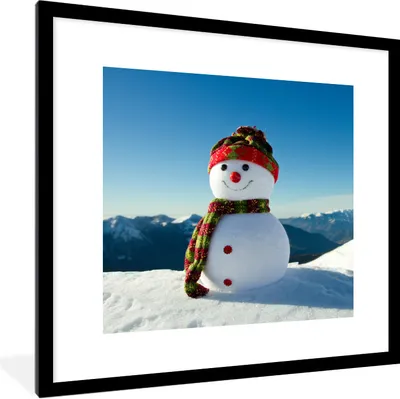 Produktbild von MuchoWow® Gerahmtes Poster Eine Weihnachtspuppe in der verschneiten Landschaft im Winter 40x40 cm - Poster mit Schwarzem Bilderrahmen Wandposter Rahmen Foto Bilder - Poster - Plakat im Rahmen