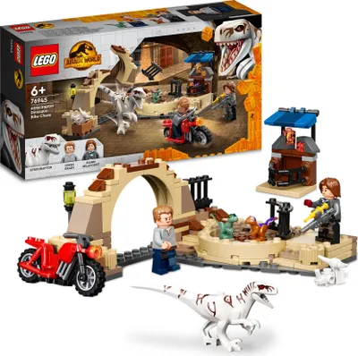 Produktbild von LEGO 76945 Jurassic World Atrociraptor: Motorradverfolgungsjagd, Set mit 3 Dinosaurier-Figuren und Spielzeug-Motorrad für Kinder ab 6 Jahren