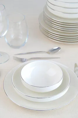 Produktbild von Hermia Concept, Hochwertiges 24-teiliges Dinner Set aus 100% Porzellan, Weiß und Silber | 6 Servierplatten (25 cm), 6 Teller (21 cm), 6 Schalen (15 cm), 6 Dessertteller (22 cm) | Spülmaschinenfest bis 50 °C, nicht mikrowellengeeignet.