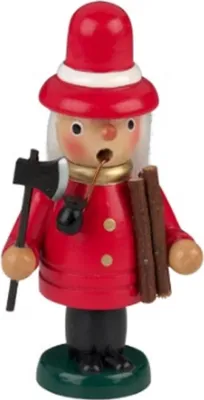 Ein Räuchermännchen Förster, erkennbar an seiner roten Uniform, der Axt und dem Bündel Holzscheite.