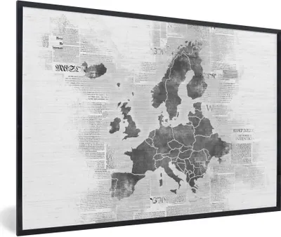 Produktbild von MuchoWow® Gerahmtes Poster Europakarte auf Zeitungspapier - schwarz und weiß 90x60 cm - Poster mit Schwarzem Bilderrahmen Wandposter Rahmen Foto Bilder - Fotorahmen - Foto-Plakat