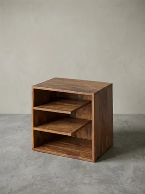 Kleiner Wohnzimmertisch aus echtem Sheesham Massivholz in der Frontalansicht, klares kubisches Design mit 43cm Breite und Höhe sowie drei praktischen, symmetrischen Ablageflächen._#sku_BARWL5.676#
