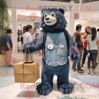 Produktbild von Navy REDBROKOLY Faultier Bär Maskottchen Kostüm Charakter gekleidet in einem Denim-Shorts und Tragetaschen