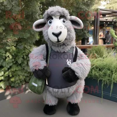 Produktbild von Graues REDBROKOLY Suffolk-Schaf Maskottchen kostüm gekleidet in ein T-Shirt mit V-Ausschnitt und Clutch-Taschen