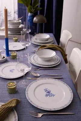Produktbild von Hermia Concept, Hochwertiges 24-teiliges Dinner Set aus 100% Porzellan, Weiß und Blau | 6 Servierplatten (25 cm), 6 Teller (21 cm), 6 Schalen (16 cm), 6 Dessertteller (23 cm) | Mikrowellen- und spülmaschinenfest.