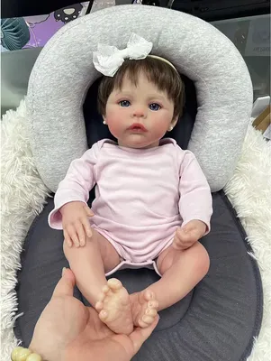 Zdjęcie produktu dla 45 cm bawełniane body, przeszczep włosów, niebieskie oczy, rzęsy, różowy kombinezon z długim rękawem, romper + biała opaska z kokardą + perłowe kolczyki, lalka symulująca zabawkę