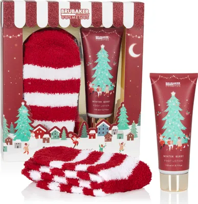Produktbild von BRUBAKER Cosmetics Weihnachten Geschenkset Winter Beeren Duft - Extra weiche Plüsch Socken mit 110 ml Fußlotion - Fußpflege Weihnachtsset für Frauen