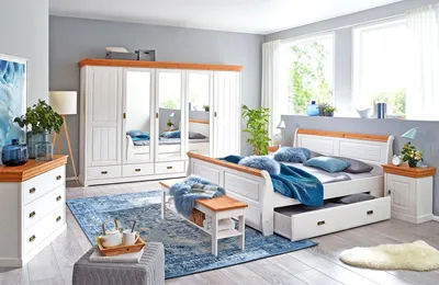 Schlafzimmer mit Kleiderschrank Doppelbett mit Bettkasten Kommode Nachttisch und Bettbank