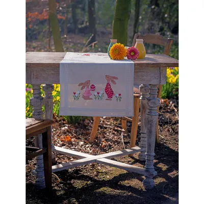 Zdjęcie produktu dla Zestaw do haftu krzyżykowego Vervaco "Zajączek wielkanocny w ogrodzie tulipanów", wstępnie narysowany obrazek do haftu, 40x100cm