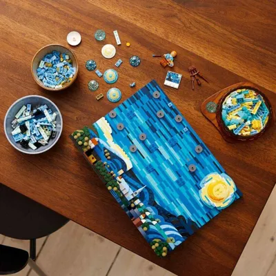 Produktbild von LEGO Ideas Vincent van Gogh – Sternennacht kreatives Bastelset für Erwachsene, einzigartige 3D-Wanddeko mit Künstler-Minifigur 21333