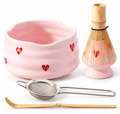Produktbild von Matcha Set 5-teilig – Matcha Schale, Bambus Matcha Besen, Besenhalter, Sieb & Bambuslöffel, Teezeremonie Geschenkset – Rosa mit Herzen