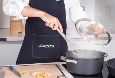 Produktbild von Arcos Samoa Serie antihaftbeschichteter Kochtopf, 20 cm Durchmesser und 2,6 L Fassungsvermögen, aus geschmiedetem Aluminium.