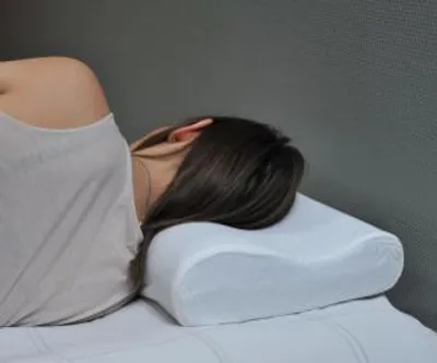 Image de Identites Végélya oreiller cervical ergonomique en mousse à mémoire de forme avec charbon actif 55x37 cm housse en velours