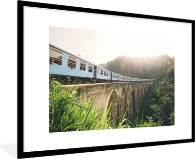 Produktbild von MuchoWow® Gerahmtes Poster Ein Zug über eine Brücke 90x60 cm - Poster mit Schwarzem Bilderrahmen Wandposter Rahmen Foto Bilder - Wanddekoration - Fotos