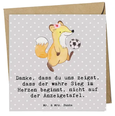 Produktbild von Mr. & Mrs. Panda Grußkarte Fussball Trainerin Herzsieg - Grau Pastell - Geschenk, Mannschaft, doppelkarte, Leidenschaft, Klappkarte, anlasskarte, Hingabe, Danksagung