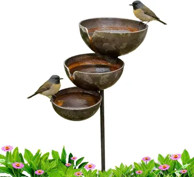 Produktbild von Bronzefarbener Regenfänger als 3-stöckiger Gartenpfahl mit kaskadierender Vogeltränke und Bienen-Bewässerungsstation, Regenfänger aus Rostmetall mit Wasserschale zur Anziehung von Vögeln