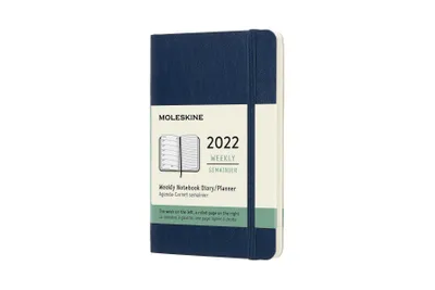Produktbild von Moleskine 12 Monate Wochen Notizkalender 2022, Pocket/A6, 1 Wo = 1 Seite, rechts linierte Seite, Weicher Einband, Saphir