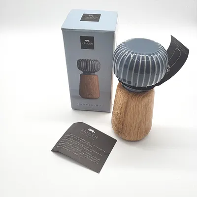 Zdjęcie produktu dla Młynek Kähler H14 cm Hammershøi poręczny młynek do przypraw o duńskim designie, antracytowo-szary