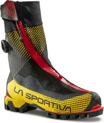 Bergschuh von La Sportiva; Modell G-Tech; in Schwarz; Gelb und Rot; mit hohem Schaft und rutschfester Sohle.