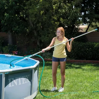 Produktbild von INTEX Pool-Reinigungsset 28002, Aluminium, 239 cm Teleskopstange, austauschbarer Poolsauger- und Kescheraufsatz, für Becken bis 488 cm Durchmesser