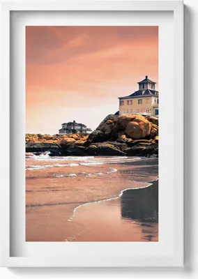 Produktbild von Sherman Cottage an der Küste– Wandbild mit Rahmen – Gerahmtes Bild  – Wanddekoration – 40x60 cm – Weiß
