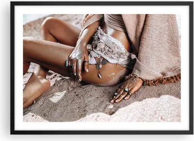 Produktbild von Gerahmtes Poster - Schwarzer Rahmen - Sand Frau Schmuck - 70x50 cm - Wand Bild - Wanddeko - Wandbilder - Kunstposter - Wandposter - Bilderrahmen - Bilder - Kunstdruck - P2BAA70x50-4634