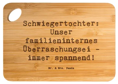 Produktbild von Mr. & Mrs. Panda Holzbrett Spruch Überraschungs-Schwiegertochter - Transparent - Geschenk, Spannung, Schwiegereltern, Frühstücksbrett, Lächeln, Jubiläen, Humor, Beziehung