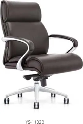 Image de Chaise en cuir noir avec structure en acier inoxydable, moderne et élégante