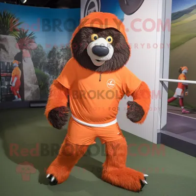 Produktbild von Orangefarbener REDBROKOLY Faultier-Bär Maskottchen Kostüm charakter bekleidet mit Laufshorts und Baskenmützen