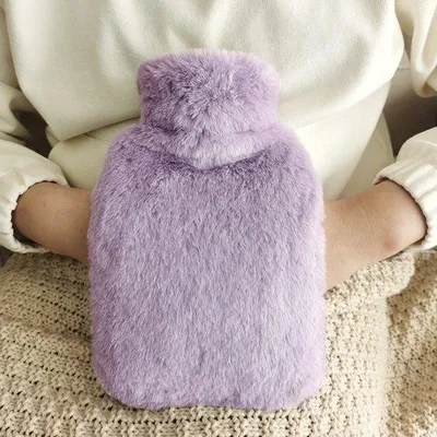Imagen del producto de Bolsa de agua caliente Famanu de 2 litros - Con funda suave - Mantiene el calor durante mucho tiempo - Uso doble (caliente/frío) - Diseño a prueba de fugas - Rosa, lila