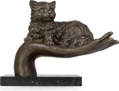 Immagine prodotto di Scultura in bronzo Gatto su mano aperta in bronzo su base in marmo con feltro H 19,5 cm figura animale plastica come oggetto da collezione rappresentazione animale decorativa