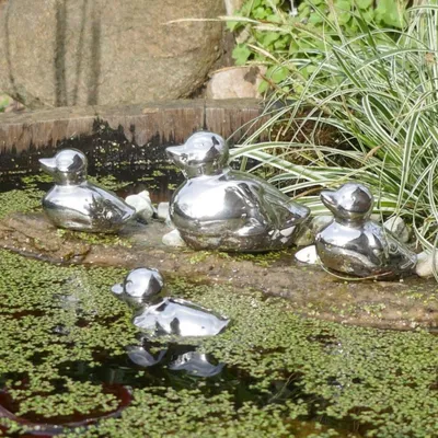 Produktbild von Storm's Gartenzaubereien Teichdeko Entenfamilie 4er Set Keramik Silber schwimmend